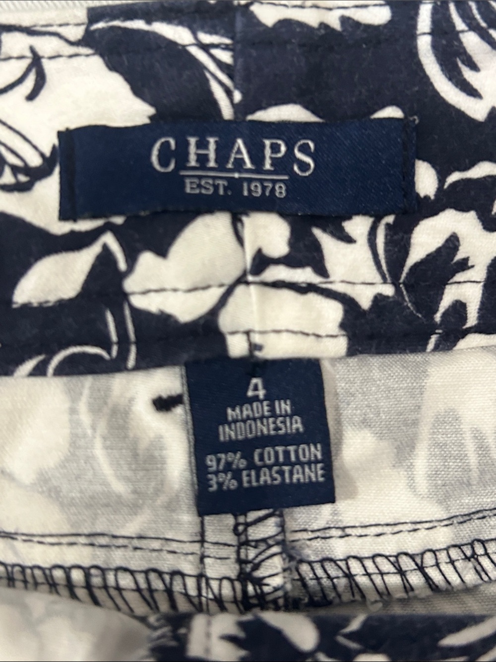 Chaps Classic Navy and White Floral Pencil Skirt Sz 4 - Picture 2 of 7